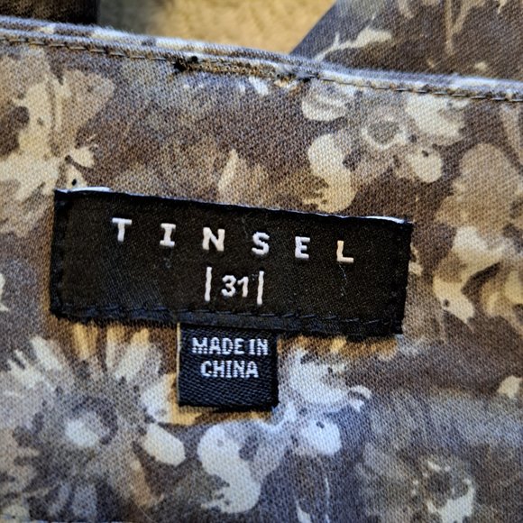 Tinsel Gray Floral Stretch Ankle Pants Size 31 - Picture 8 of 9
